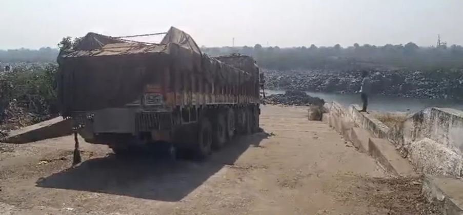 గూగుల్ మ్యాప్స్ ను గుడ్డిగా నమ్మి కృష్ణా నదిలోకి వెళ్ళిన లారీ