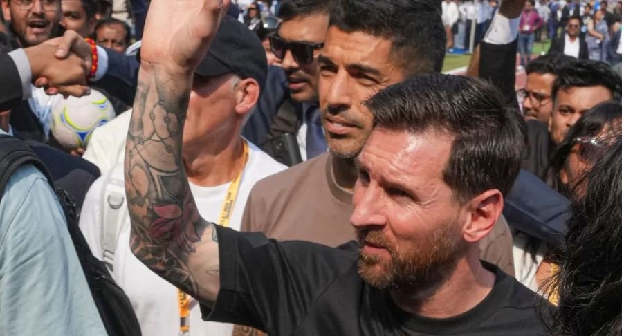 మెస్సీతో సెల్ఫీ కోసం అతి చేసిన సీఎం భార్య -వెల్లువెత్తిన విమర్షలు