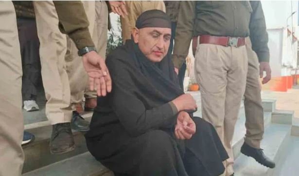 మహిళ వేషంలో దాక్కున్న పోలీసు అరెస్ట్