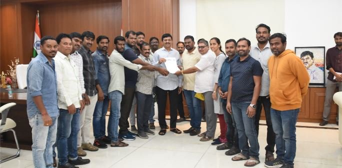 జర్నలిస్టులకు అండగా నేనున్నా- భరోసా ఇచ్చిన మంత్రి పొగులేటి జర్నలిస్టులకు అండగా నేనున్నా- భరోసా ఇచ్చిన మంత్రి పొగులేటి