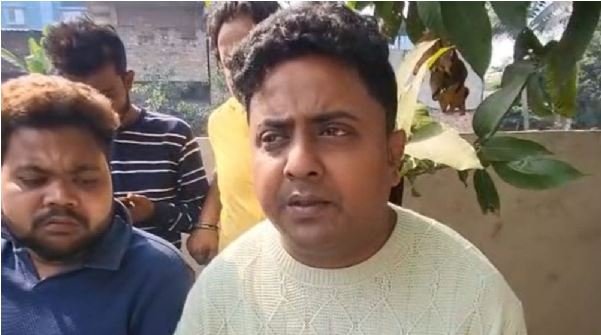 స్మశానంలో హైడ్రామా : ‘నేను చచ్చిపోయానట, EC వచ్చి నా అంత్యక్రియలు చేయాలి’