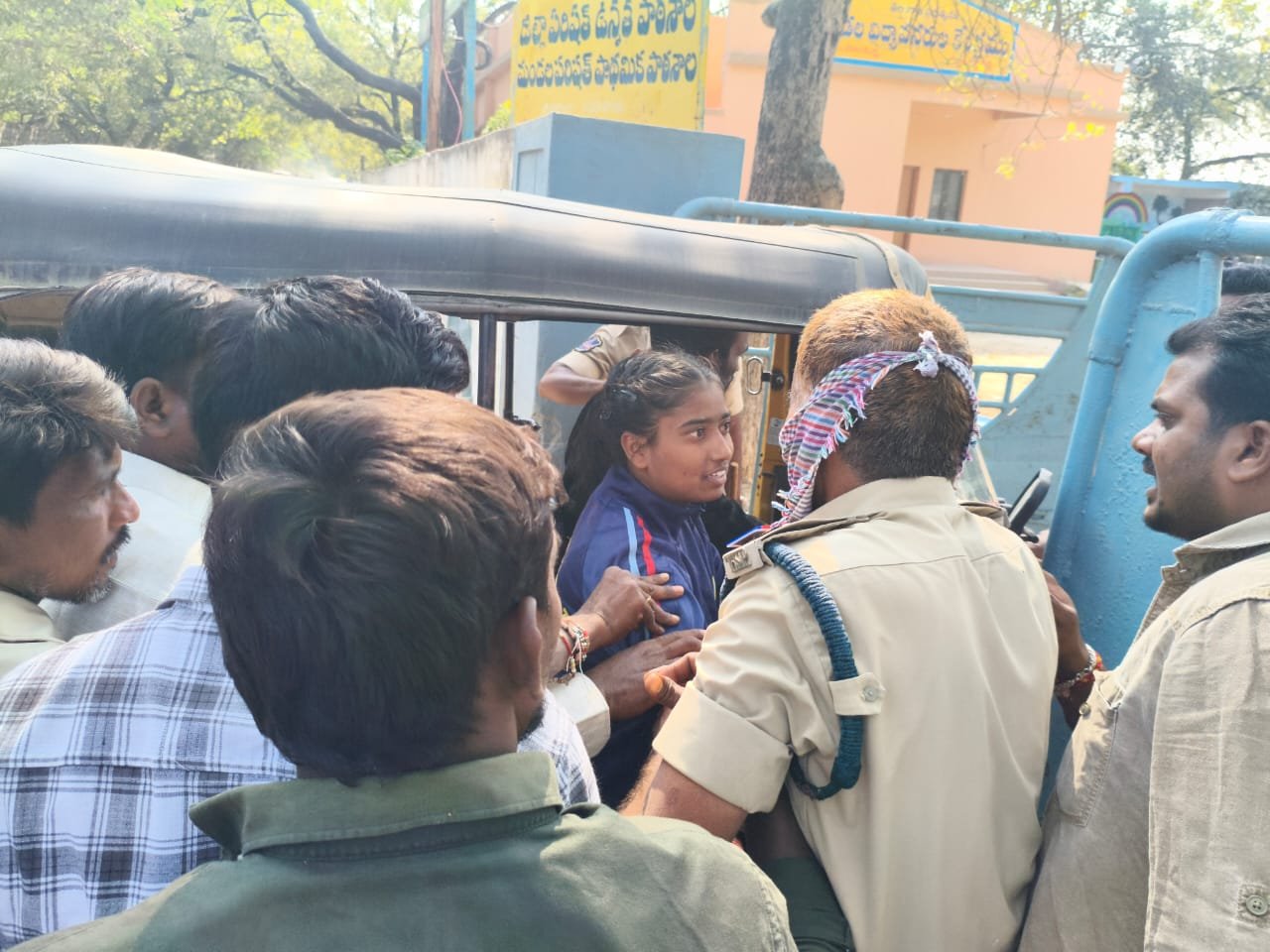 ఒక్క నిమిషం ఆలస్యం -ఓటును కోల్పోయిన యువతి